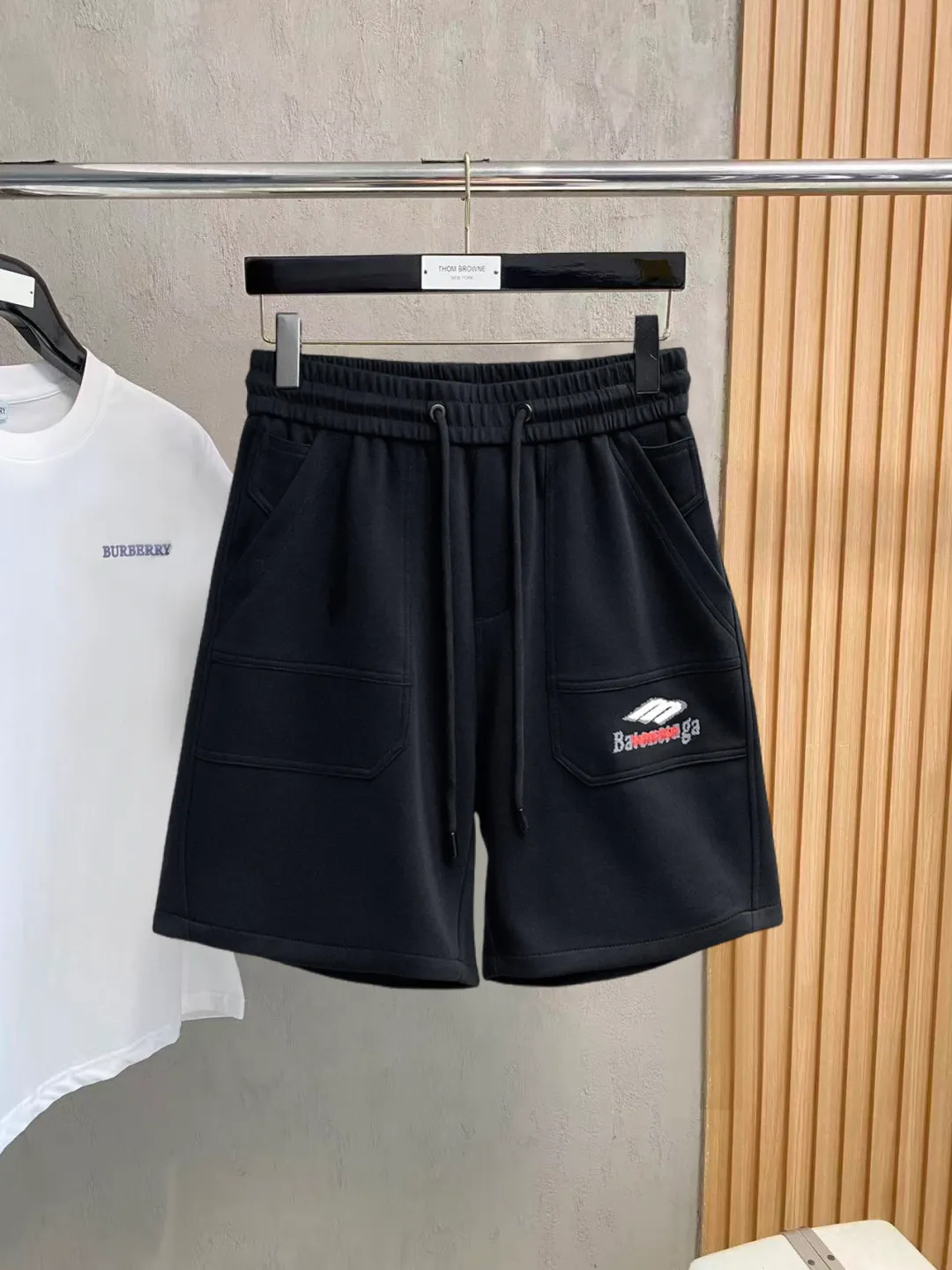 Balenciaga's three-standard complete 2026 summer New Arrival men's casual shorts, advanced custom-made Breathable fabric, Breathable fabric, extremely stretchy and comfortable, impeccable details, top-grade accessories, original logo design concept, delicate and soft feel! The upper body fit is awesome! Size: M-XXXL Please state your height and weight when ordering
